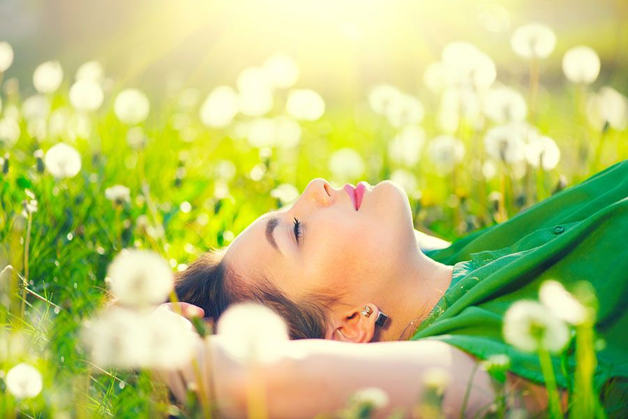 Glücklich in der Blumenwiese liegen