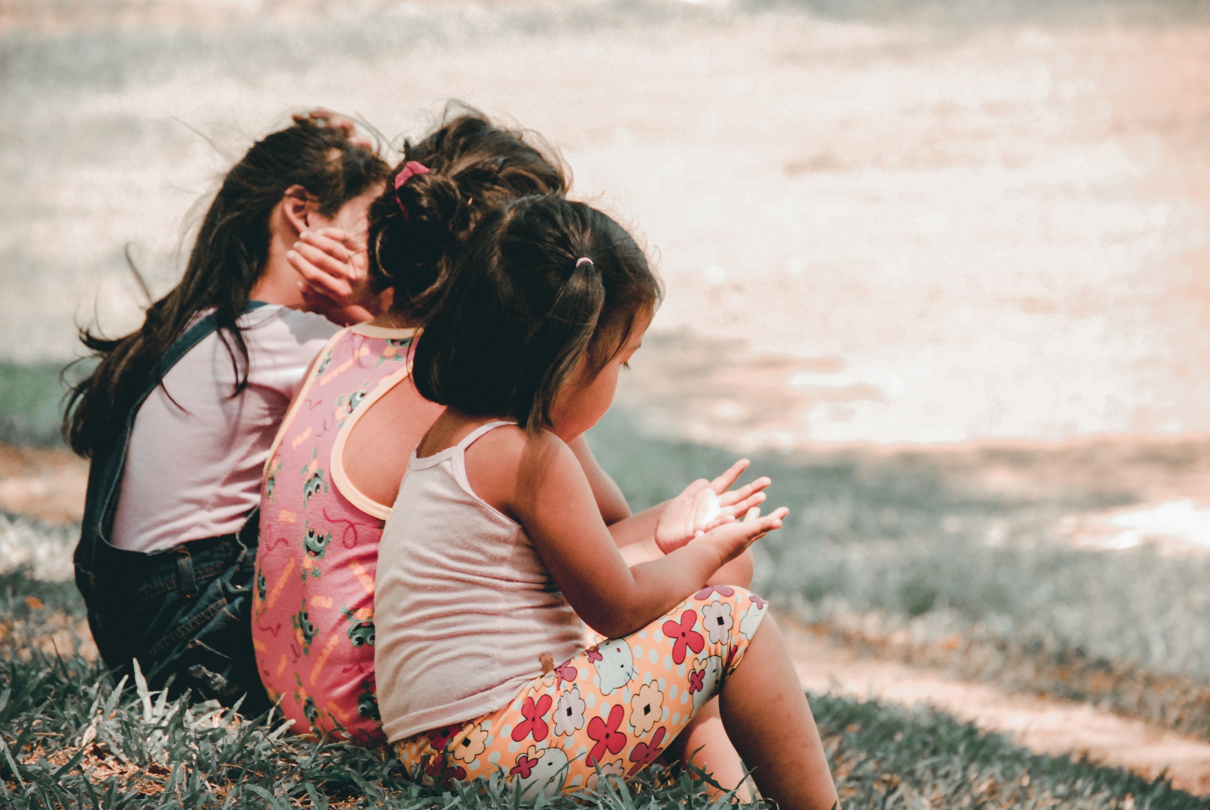 Kinder entdecken und spielen gemeinsam