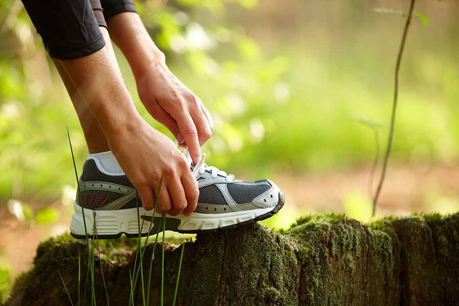 Langläuferin zieht ihre Laufschuhe an